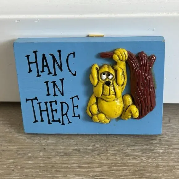 Vintage 1975 Wallace Berrie Hang In There Puppy Dog Wood Plaque Sign 70s MCM Blu - Picture 2 of 6